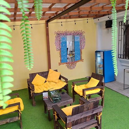 Blue Moon Hostel Antigua Extérieur photo