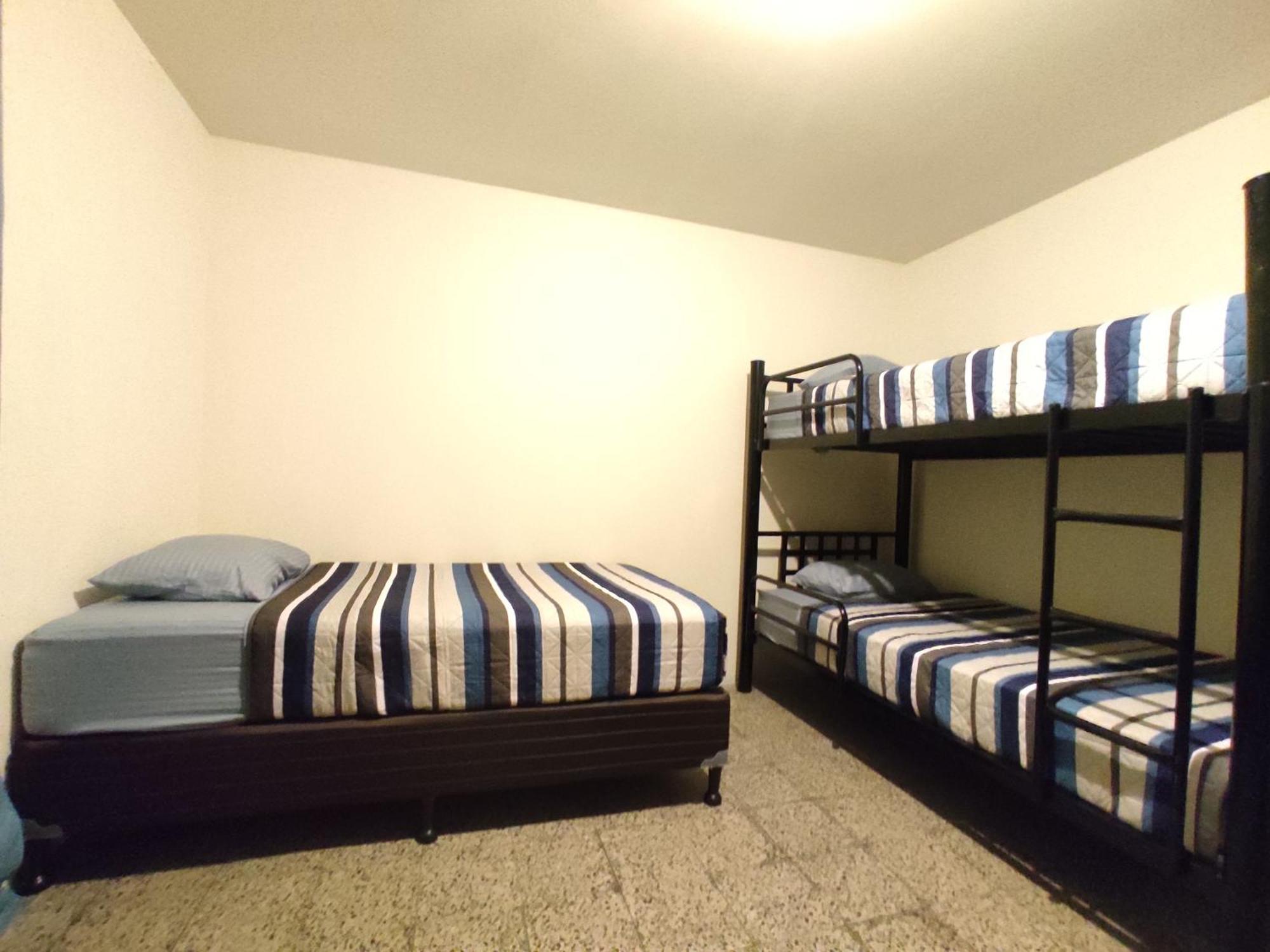 Blue Moon Hostel Antigua Extérieur photo