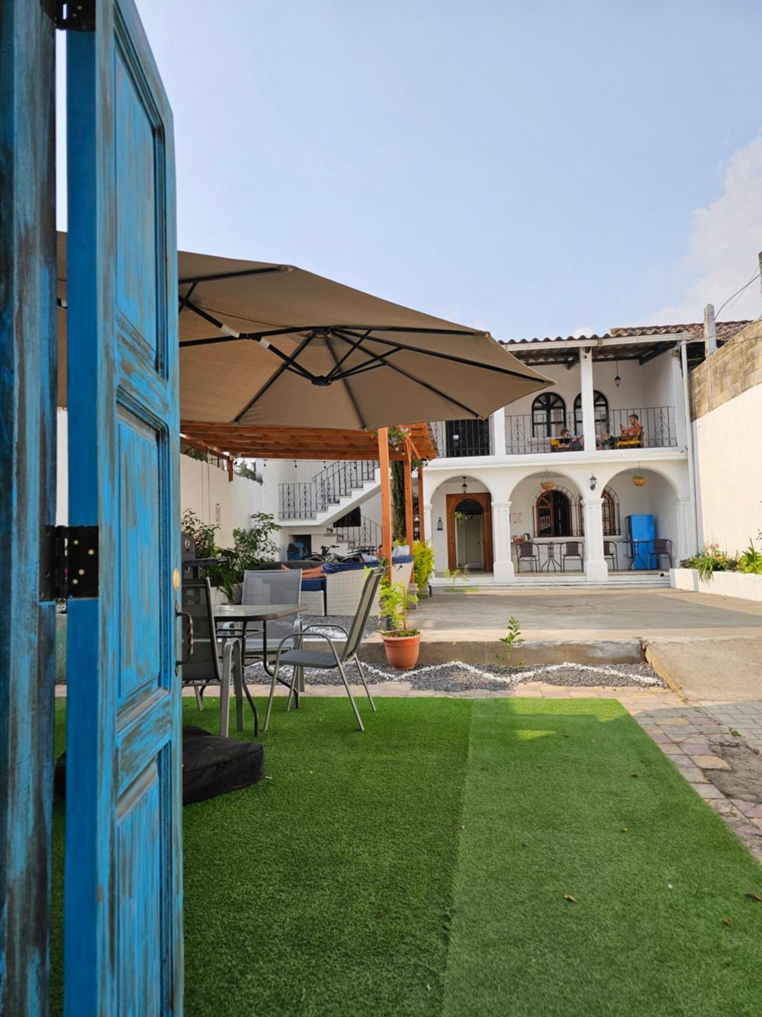 Blue Moon Hostel Antigua Extérieur photo