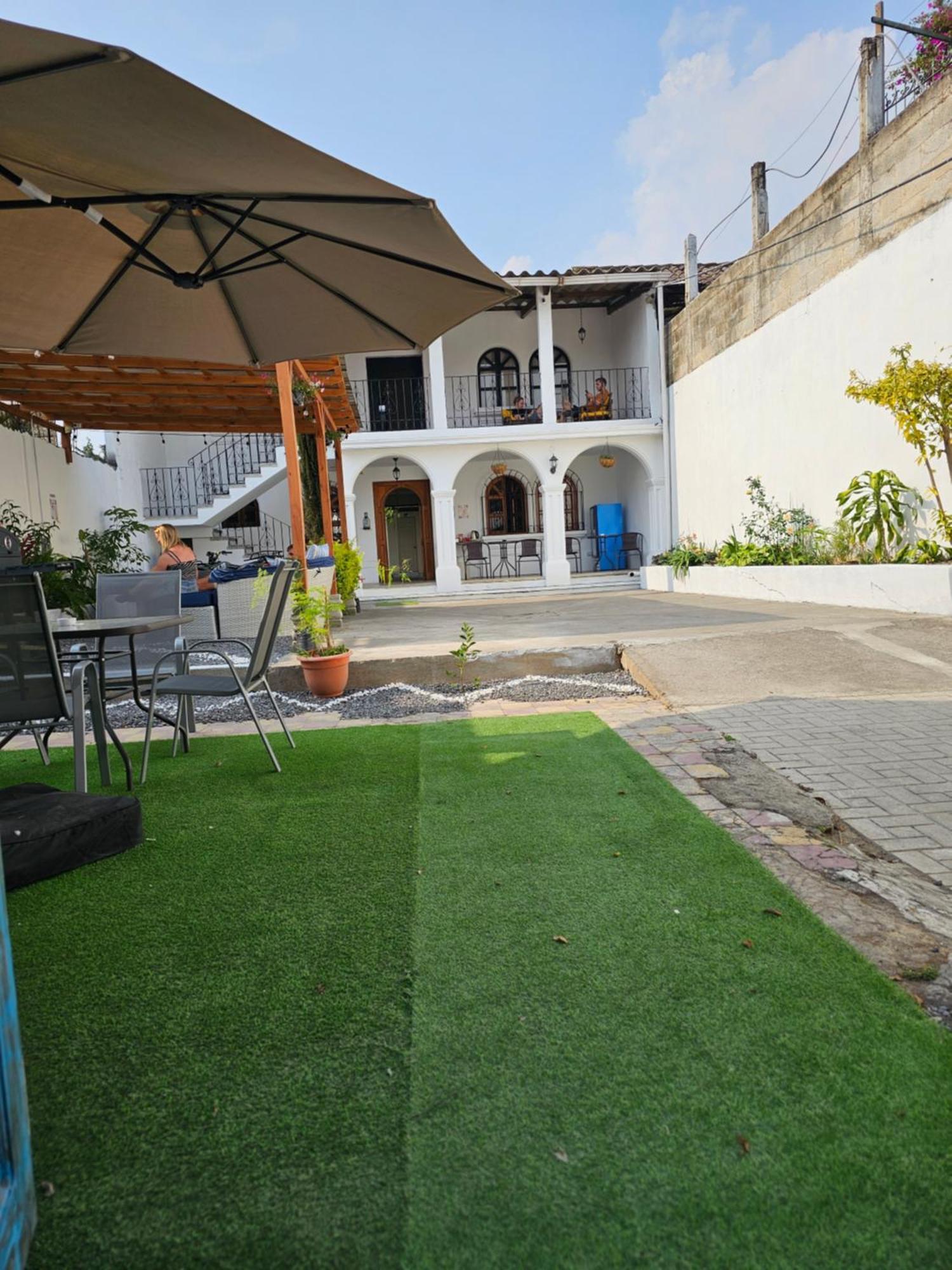 Blue Moon Hostel Antigua Extérieur photo