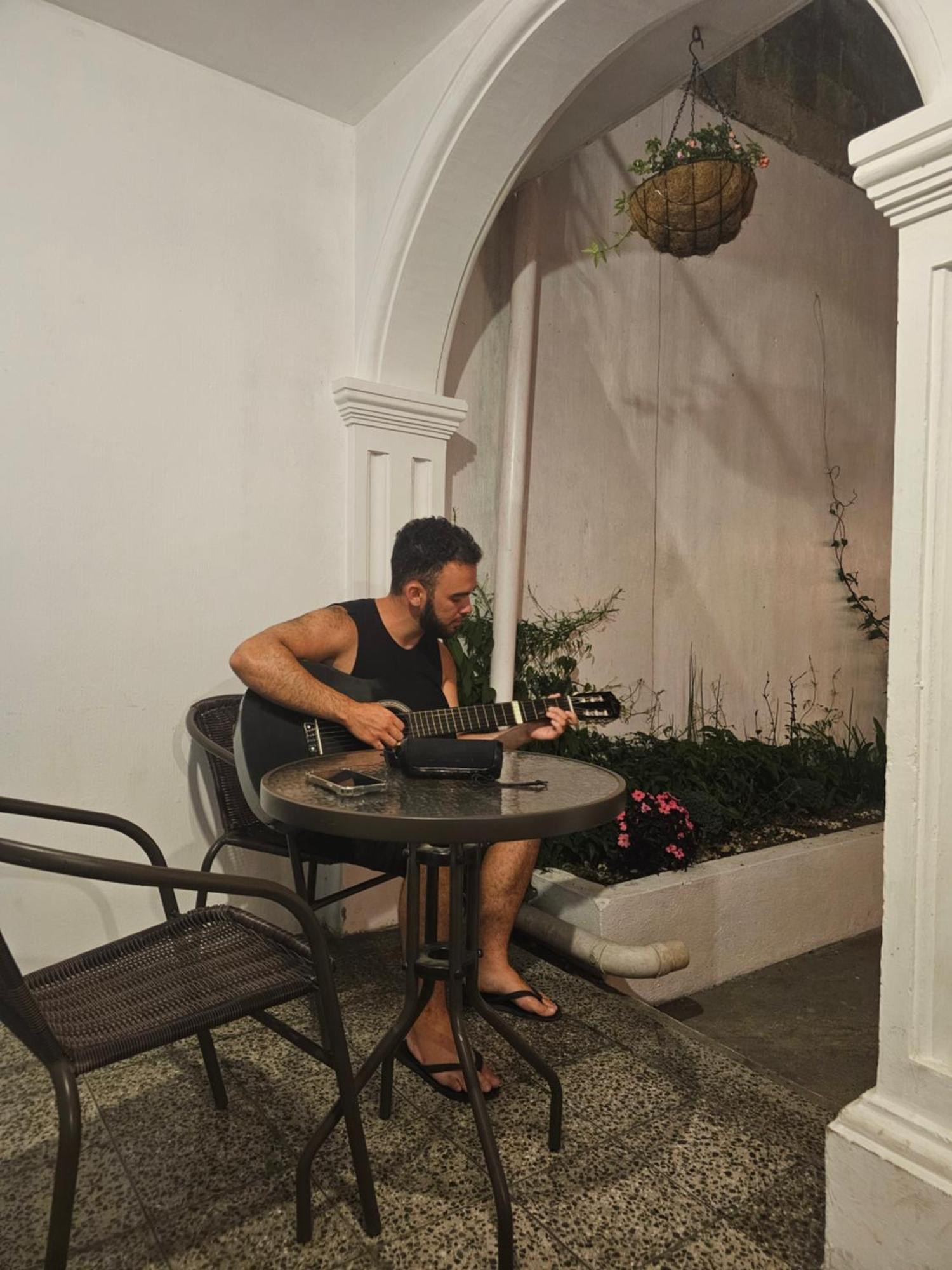 Blue Moon Hostel Antigua Extérieur photo