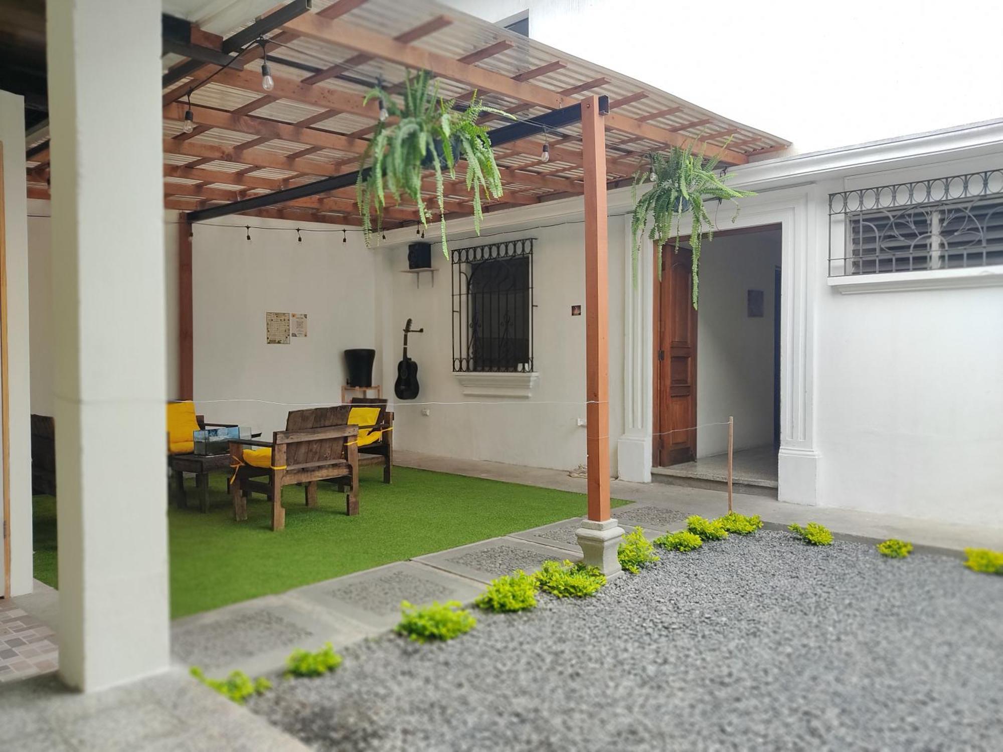 Blue Moon Hostel Antigua Extérieur photo