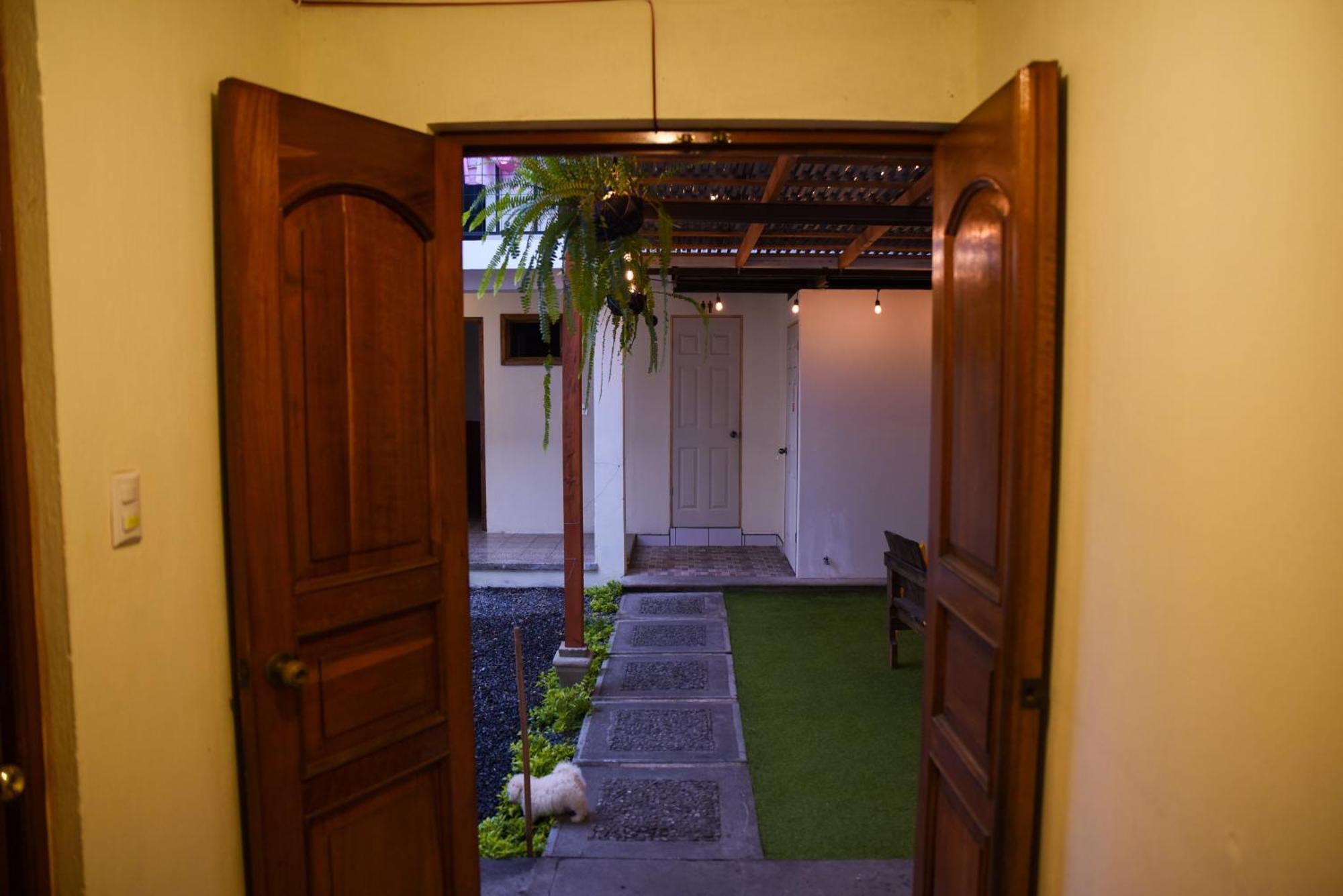 Blue Moon Hostel Antigua Extérieur photo