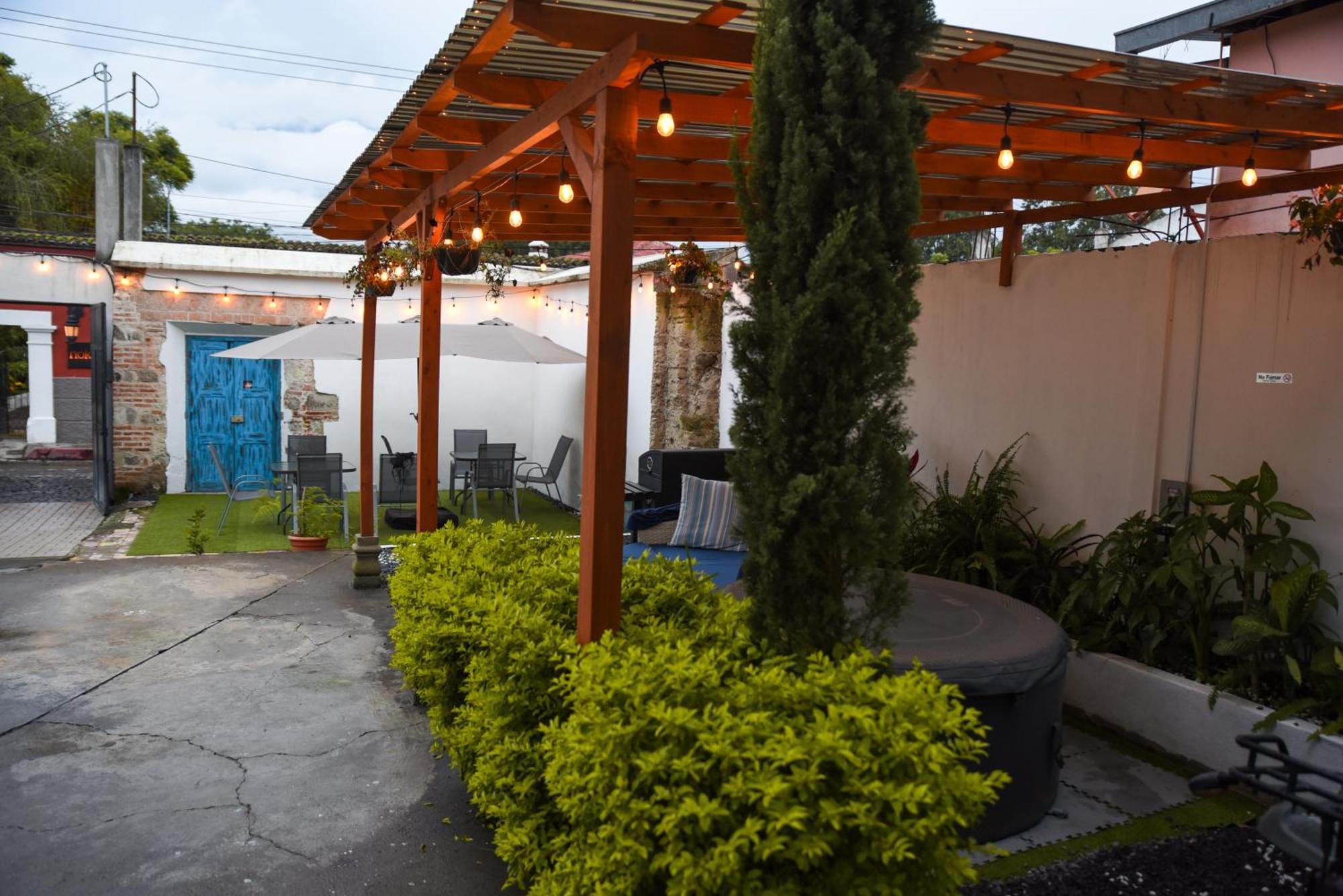 Blue Moon Hostel Antigua Extérieur photo