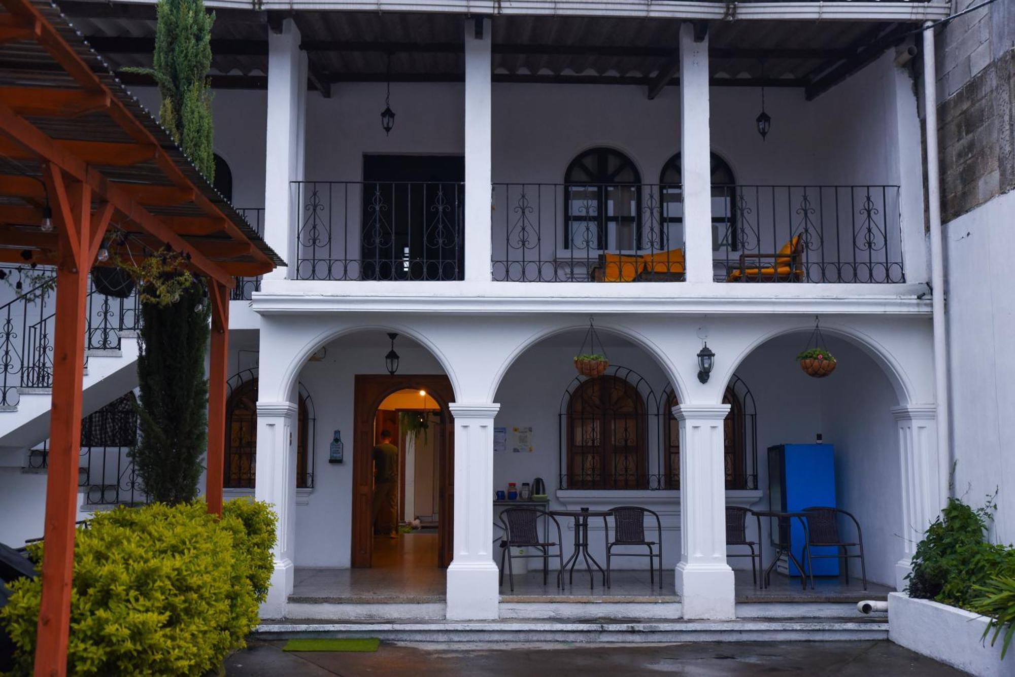 Blue Moon Hostel Antigua Extérieur photo