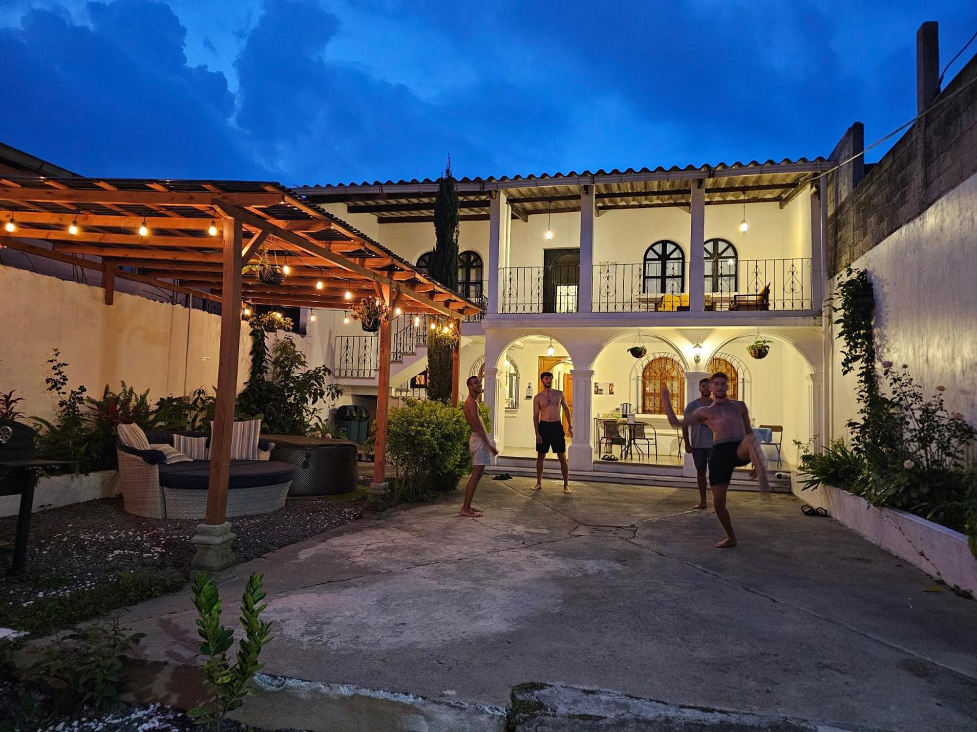 Blue Moon Hostel Antigua Extérieur photo